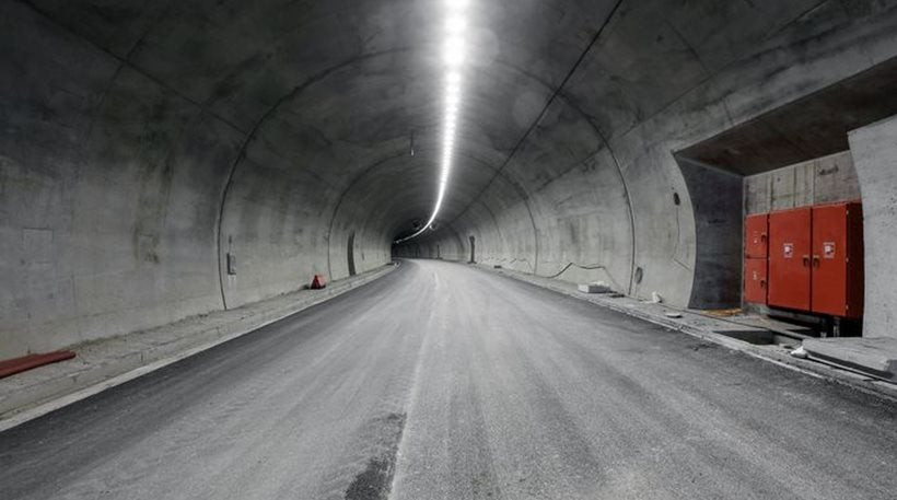 Αναστάτωση στην Ολυμπία Οδό: Μια… βάρκα έκλεισε το τούνελ